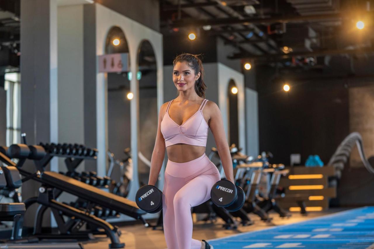 Hyatt Centric Jumeirah Dubai Eksteriør billede A woman working out with weights