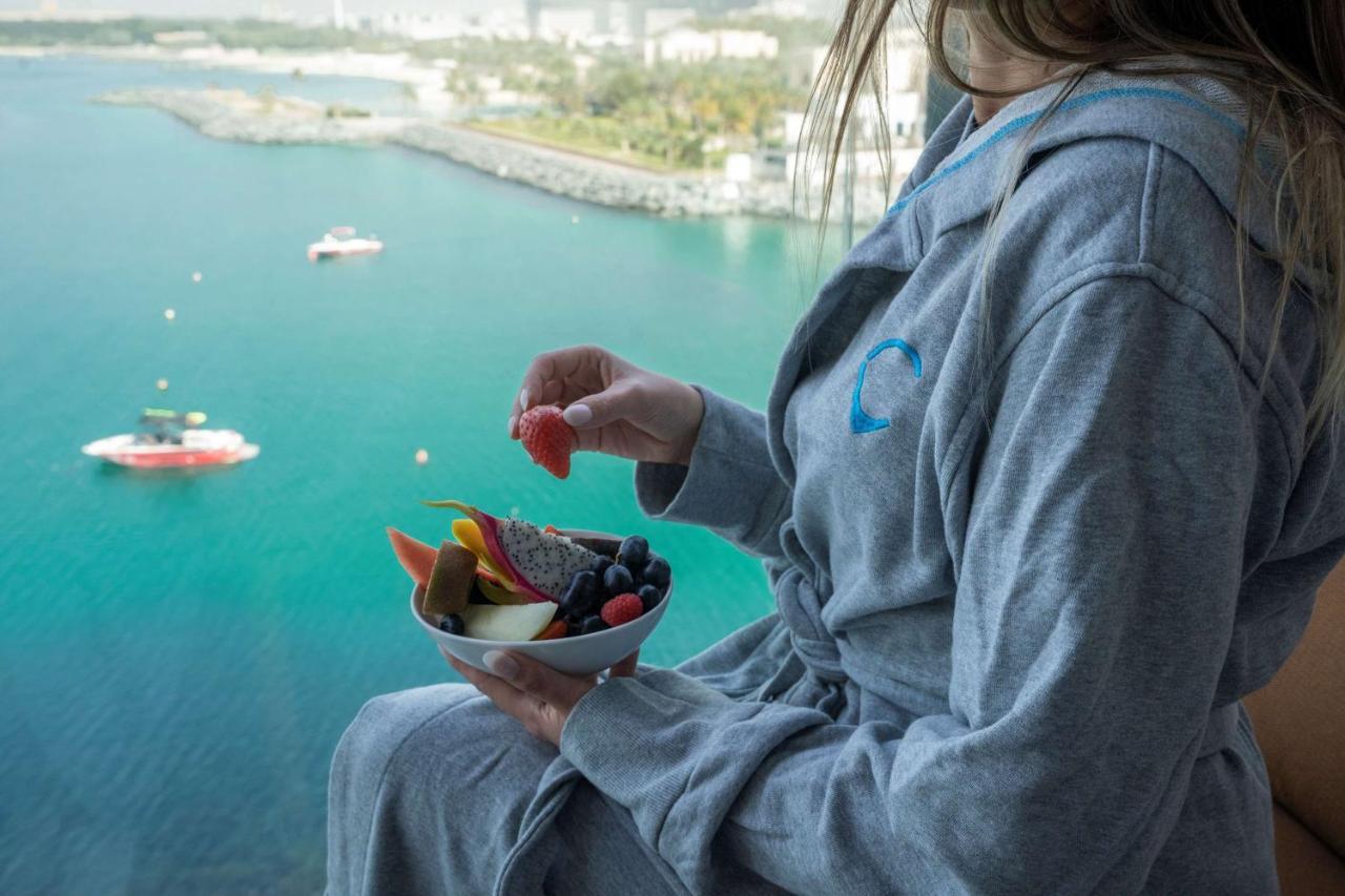 Hyatt Centric Jumeirah Dubai Eksteriør billede A woman wearing a bathrobe