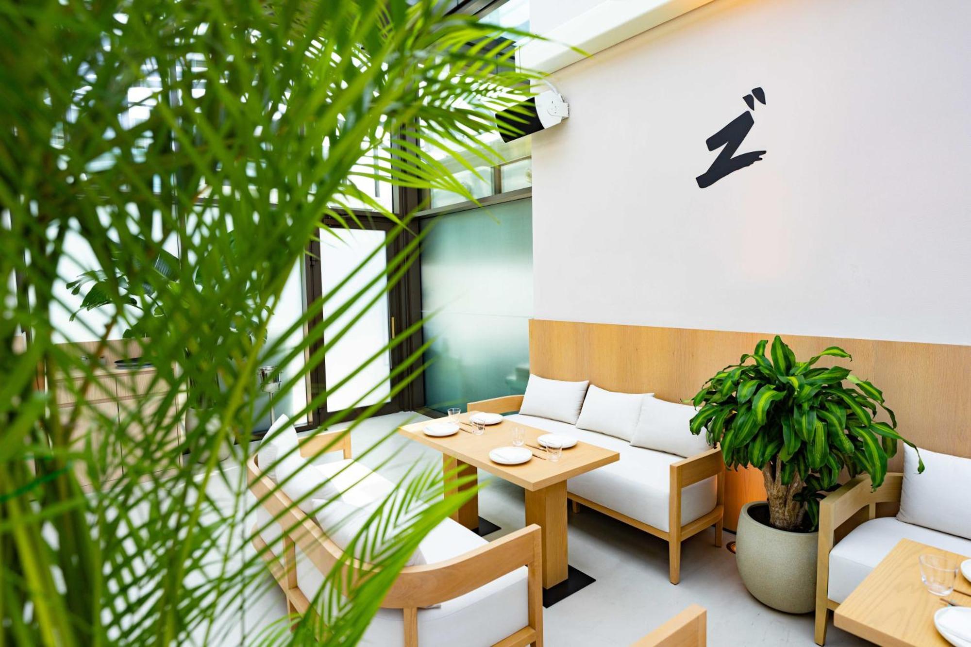 Hyatt Centric Jumeirah Dubai Eksteriør billede Interior of a ZARA Home store in Madrid, Spain
