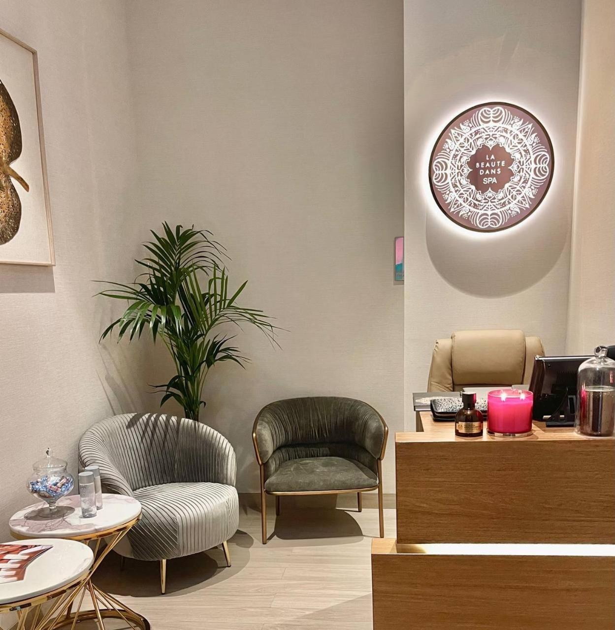 Hyatt Centric Jumeirah Dubai Eksteriør billede The reception area of the clinic