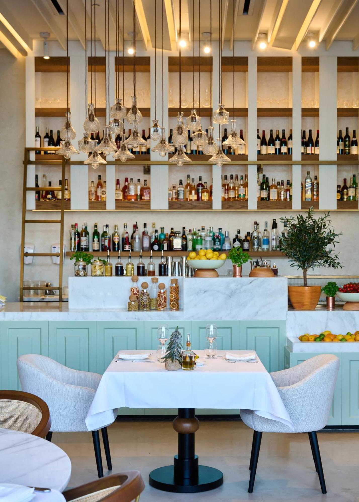 Hyatt Centric Jumeirah Dubai Eksteriør billede The bar at the restaurant