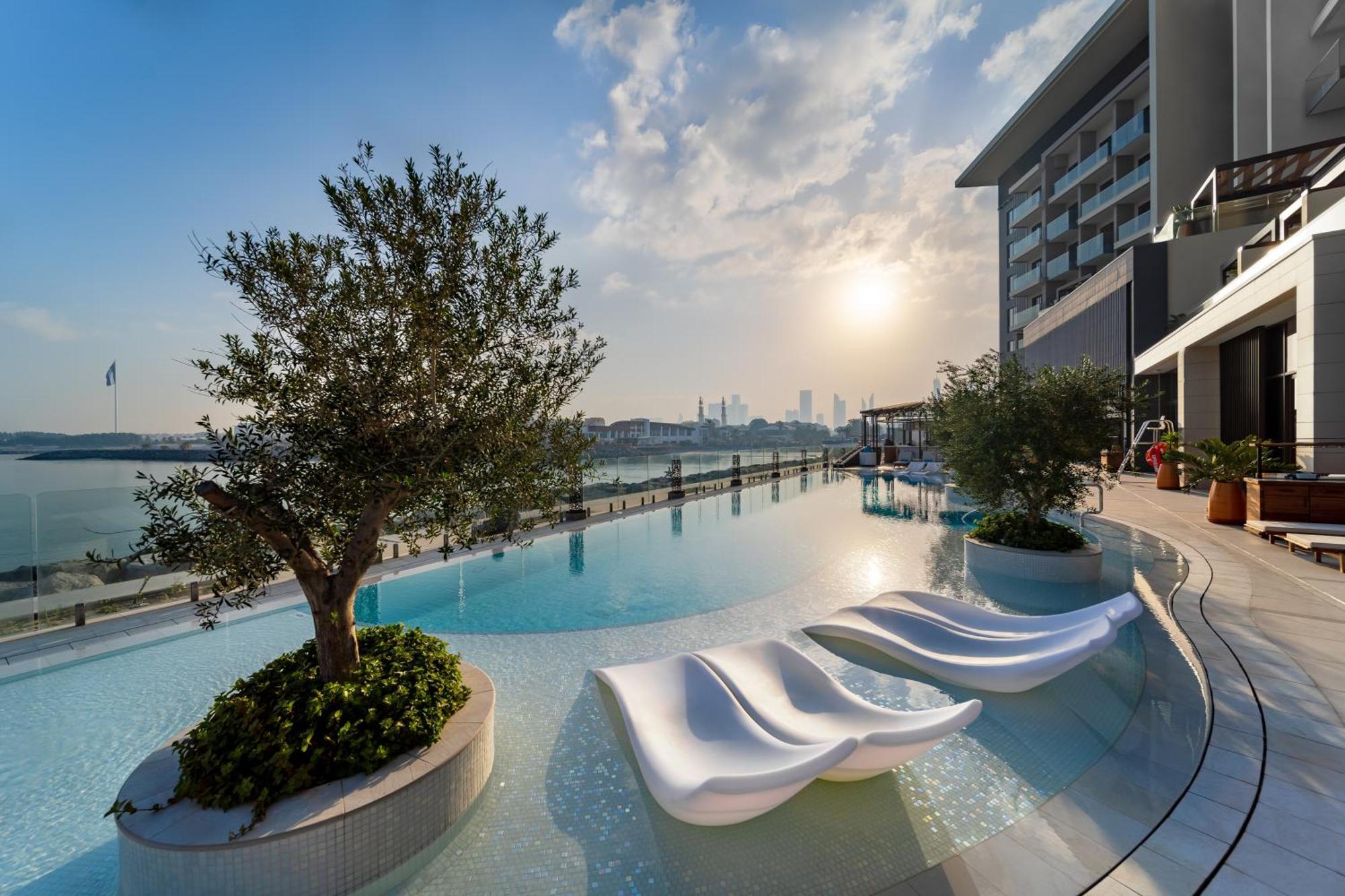Hyatt Centric Jumeirah Dubai Eksteriør billede The swimming pool at the hotel