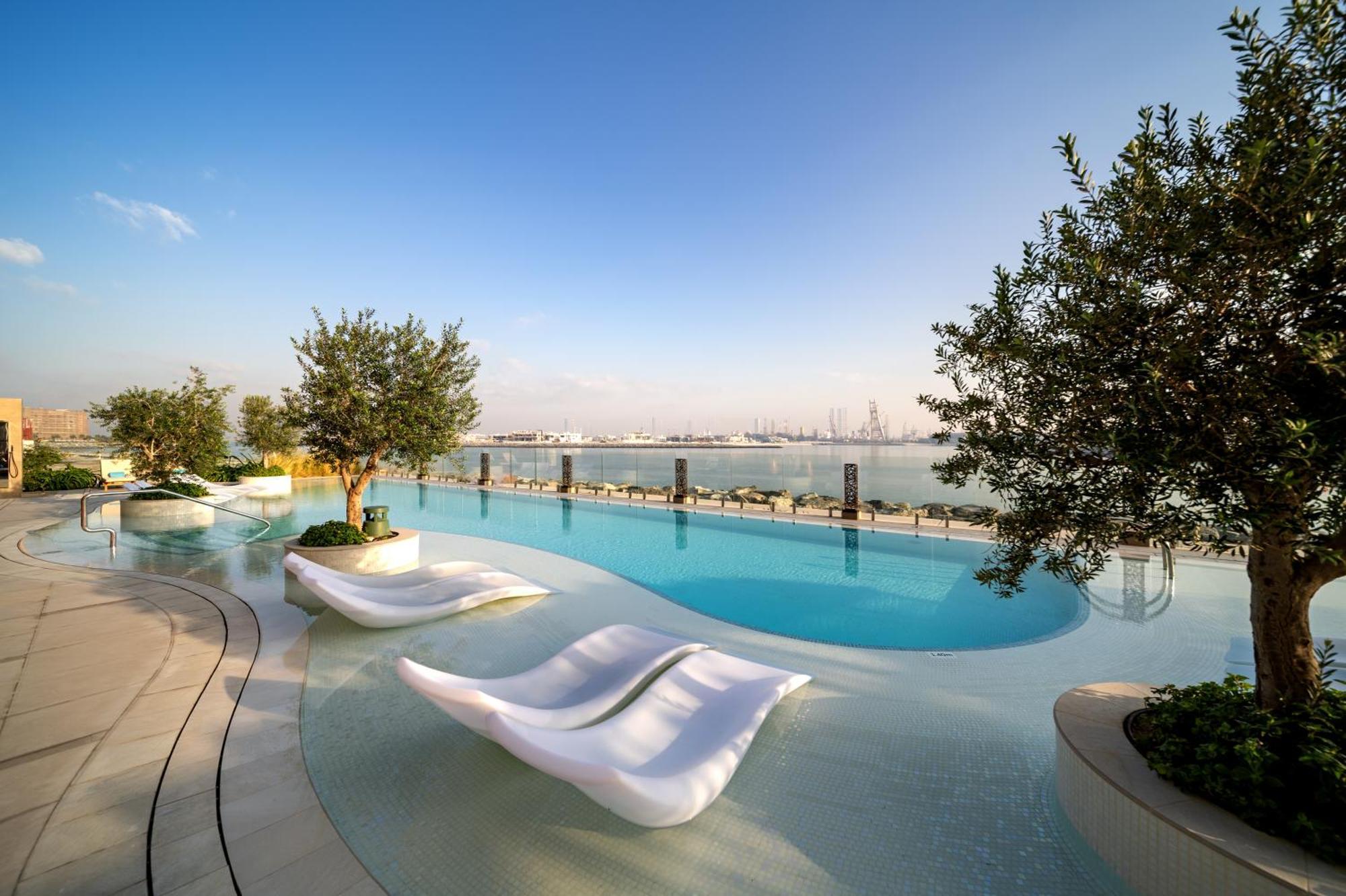 Hyatt Centric Jumeirah Dubai Eksteriør billede The swimming pool at the top of the hotel